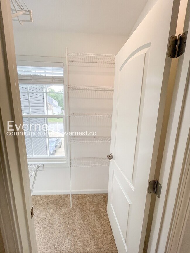 Building Photo - Charming Modern Home / 5 beds 3.5 baths / Garage attached / Fenced-Yard / Available now!