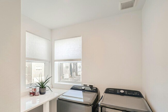 Building Photo - 11059 Shining Star Cir