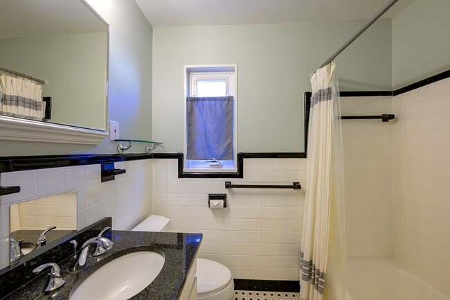 Building Photo - Well Maintained 3BR/2.5BA Home in Silver Spring