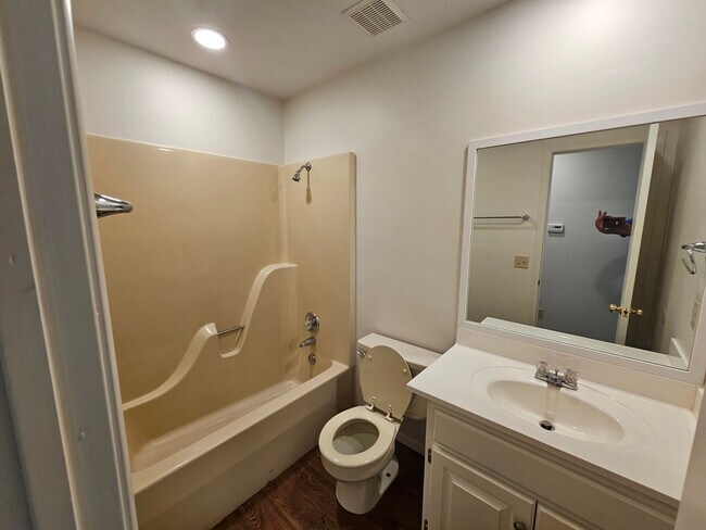 Building Photo - Newly remodeled home in East Fayetteville