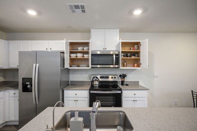 Building Photo - "Charming 3-Bedroom Townhouse with 2.5 Baths in Scenic Las Vegas Locale!"