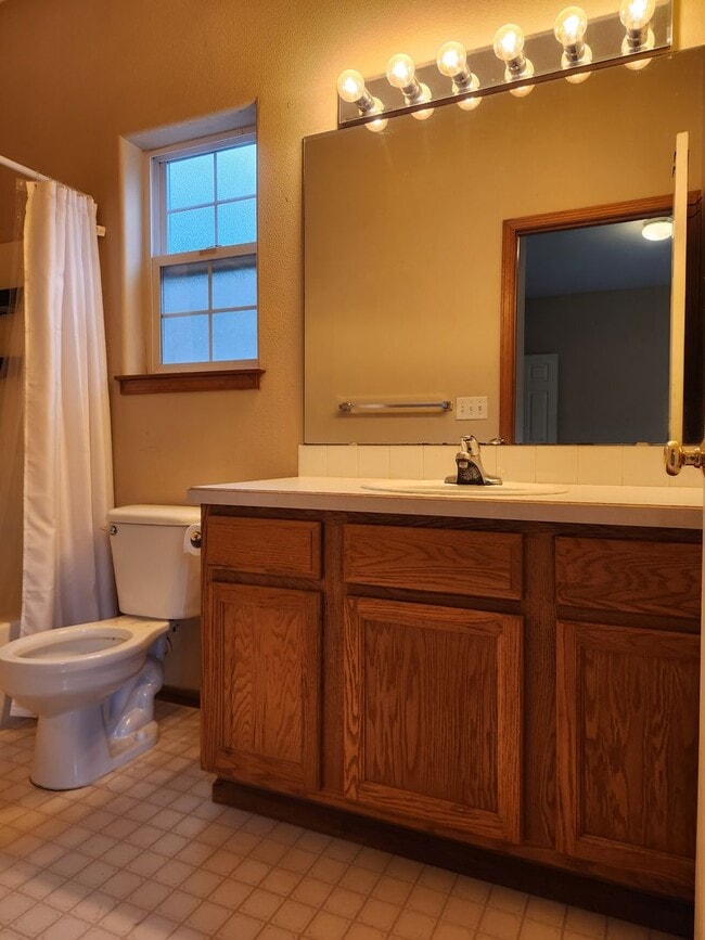 Building Photo - 533 40th St