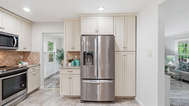 Building Photo - Newly Renovated 5 Bedroom Home With Country Porch!