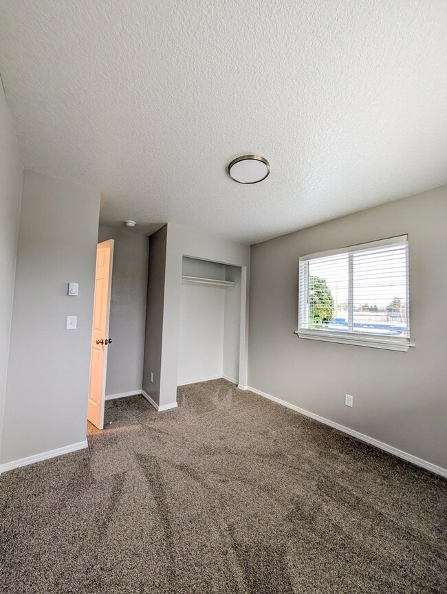 Building Photo - 5623 SE 84th Ave