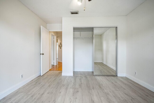 Building Photo - 10910 Lakemore Ln