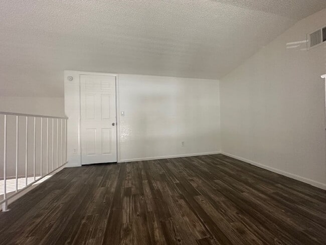 Building Photo - 1 bedroom with loft - or 2nd bedroom - w/d...