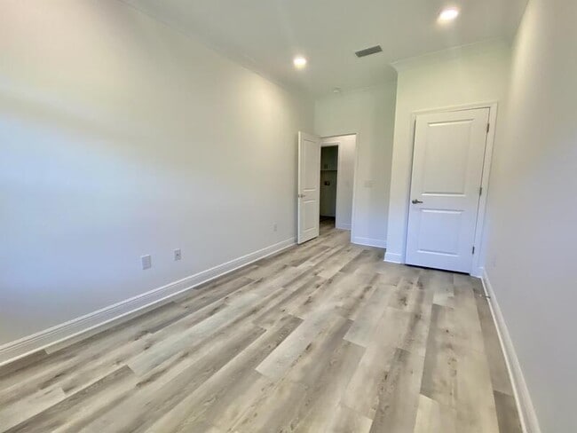 Building Photo - 156 Kara Lake Dr