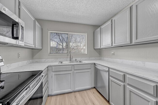 Building Photo - Updated 2 bed / 1 bath home in Lakewood!