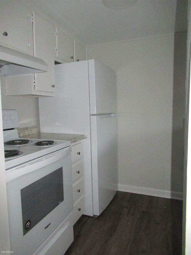 Building Photo - 2 br, 1.5 bath Townhome - 611 E 11th St Pi...