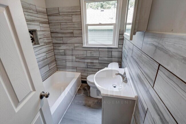 Building Photo - 3422 Kinnear Ave