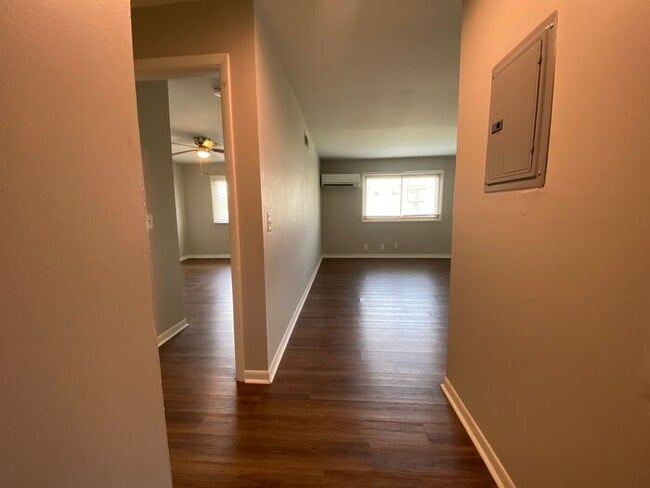 Building Photo - Remodeled 1 Bedroom Apartment!!! Walk to t...