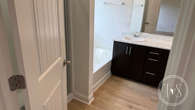 Building Photo - RATE DROP ALERT (was $2600/month) and MOVE IN SPECIAL: $1000 OFF 1ST MONTH'S RENT!**