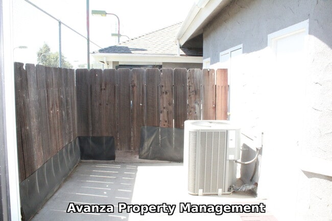 Building Photo - 2 Bed/2 Bath - Home for Rent  Rent: $1,850/month Deposit: $2,775