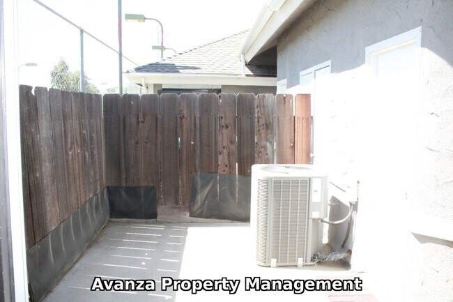 Building Photo - Home for Rent 2 Bed/2 Bath - 1,133 Sq Ft. Rent: $1,995/month Deposit: $2,992.5