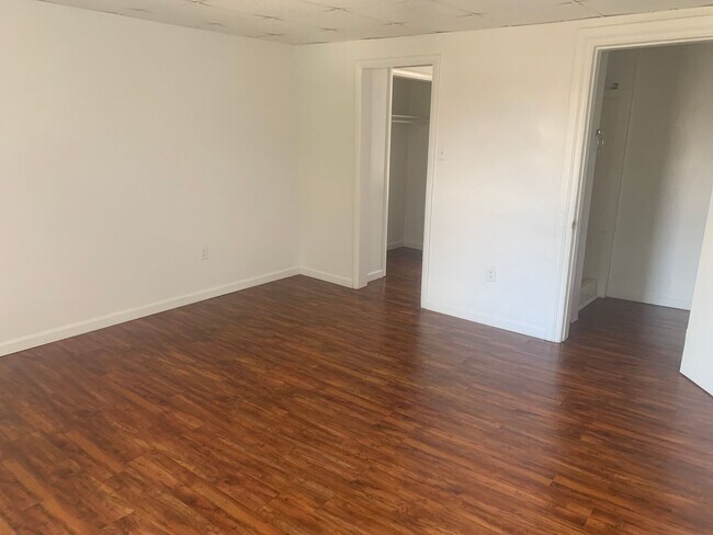 Building Photo - Spacious 3rd floor efficiency York City