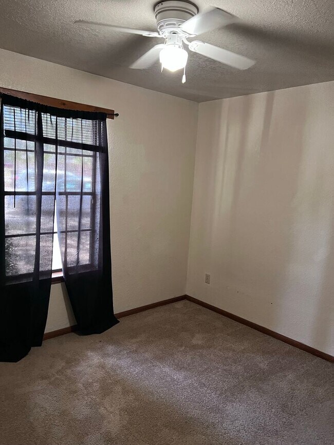 Building Photo - 2 bedroom/1 bathroom Duplex