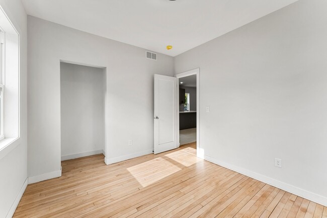 Building Photo - 911 W 31st St