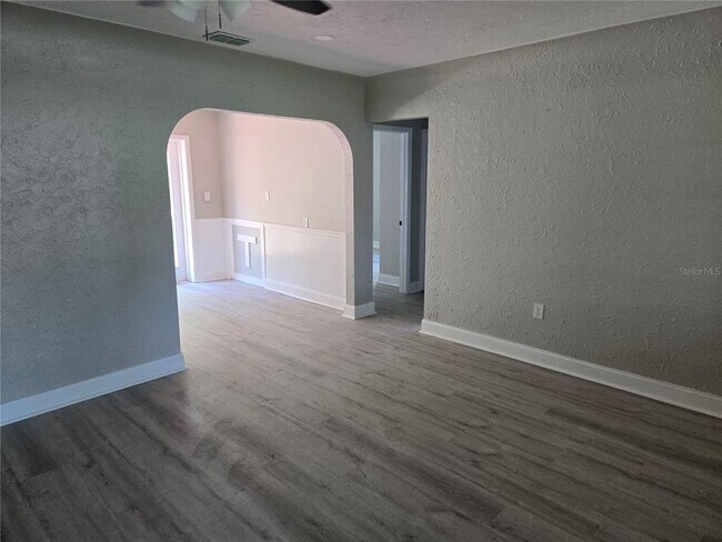 Building Photo - 804 W Linebaugh Ave