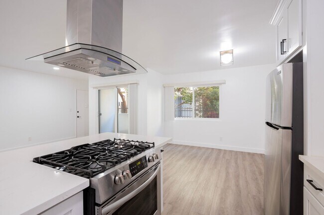 Building Photo - Newly Remodeled Ground Floor 1 Bed / 1 Bath Apartment in Prime West Hollywood