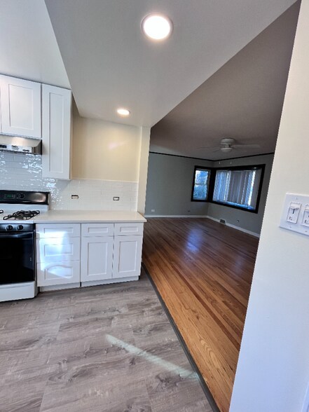 Building Photo - 3623 W Foster Ave