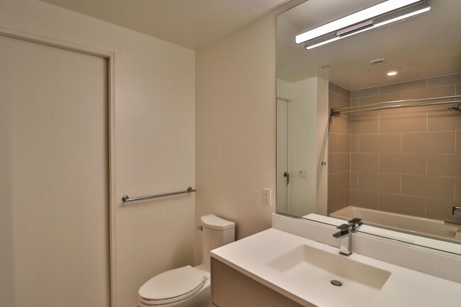 Building Photo - Modern & Spacious 2br/2ba In Mission Bay w...