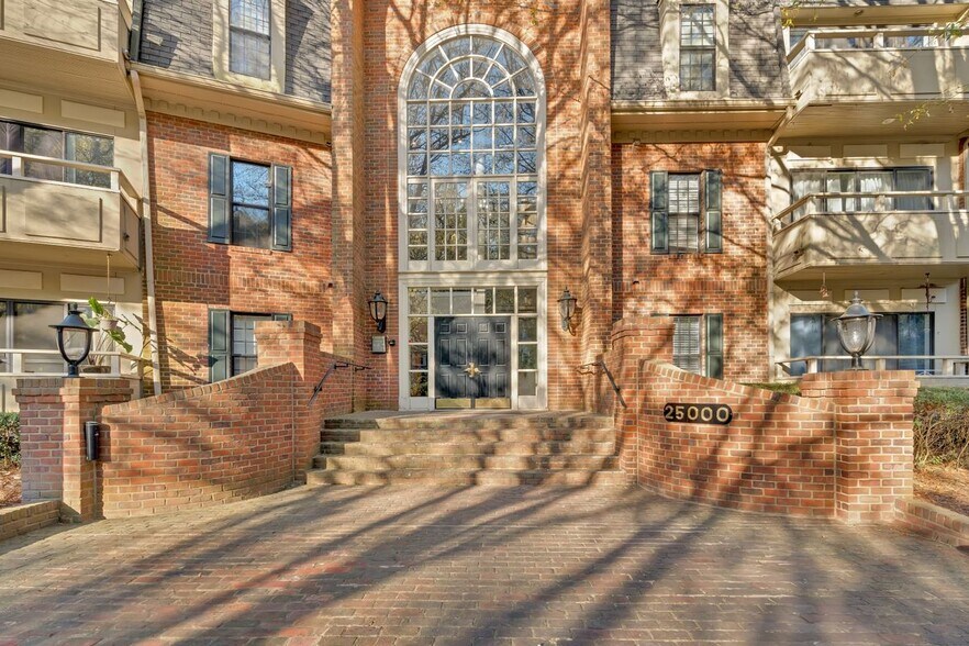 Building Photo - 25109 Plantation Dr NE