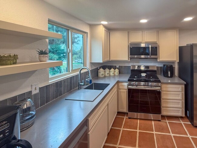 Building Photo - Welcome to your ideal rental in West Redla...