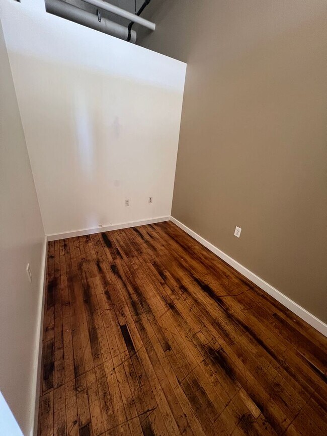 Building Photo - Large 1 Bedroom Loft with Balcony Available in Downtown St. Louis!