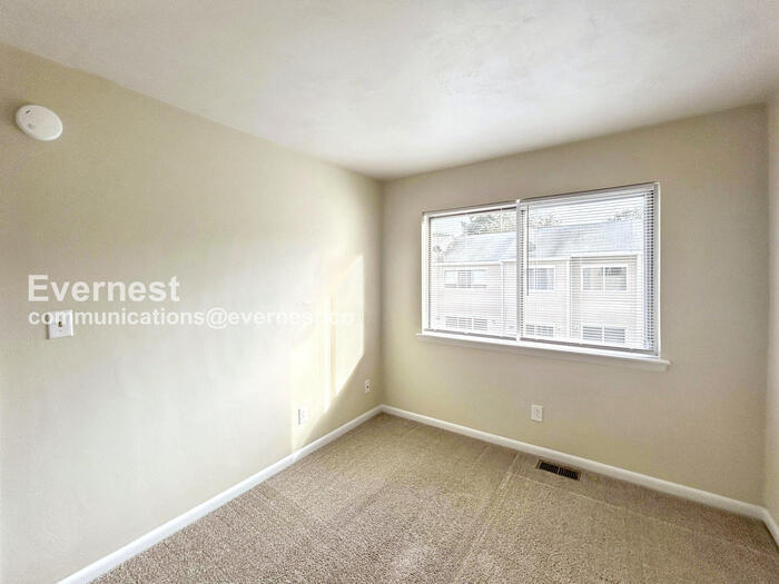 Building Photo - 3821 Staffordshire Ln