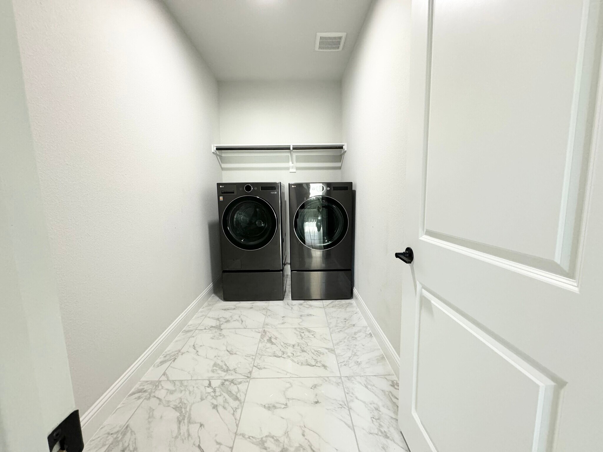 Building Photo - 2801 Riverview Rd