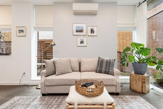 Building Photo - 1002 Boylston Ave E