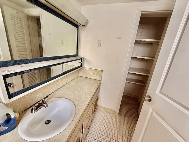 Building Photo - 1591 NE Miami Gardens Dr