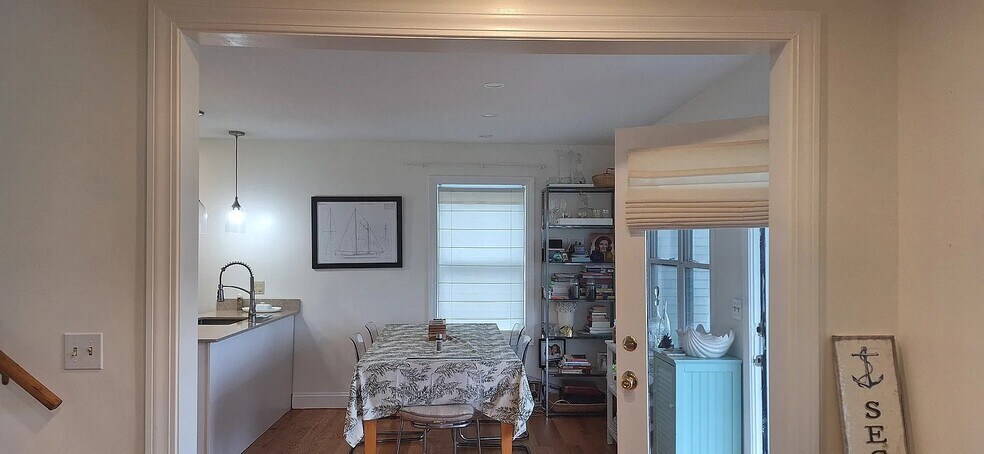 Building Photo - 152 Tuckerman Ave