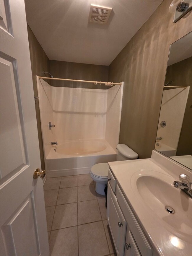 Building Photo - 2 BR Townhome!