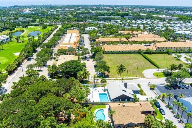 Building Photo - 901 Sandy Oaks Dr