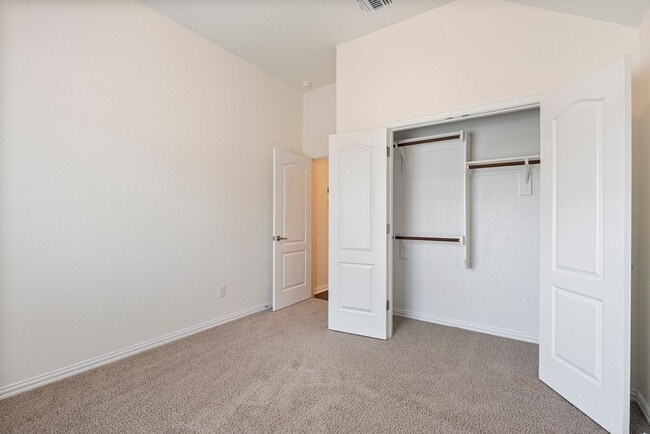 Building Photo - Beautiful 5 bedroom, 3 bathroom home in Buda!!!