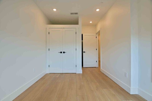 Building Photo - 2641 4th St NE