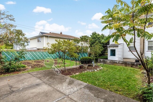 Building Photo - 1-Bed Apartment with Hardwood Floors, In-U...