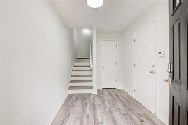 Building Photo - 2470 Stonegate Dr