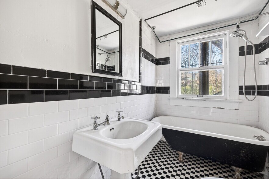 Building Photo - 300 Oxford Pl NE