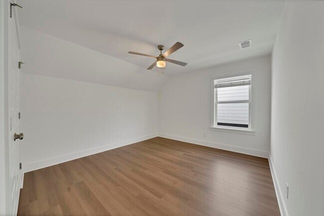 Building Photo - Spacious 3 Bedroom House with Primary Suite on Main Level