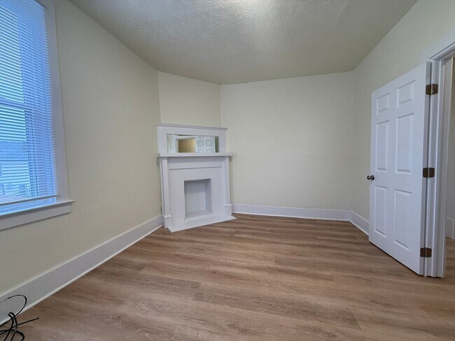 Building Photo - Updated 2 Bedroom apartment