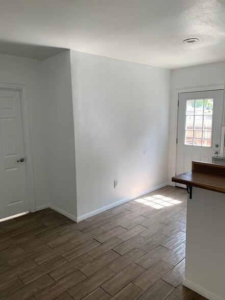 Building Photo - 526 Brooks Ave