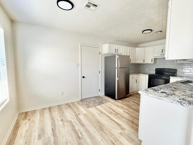 Building Photo - 1214 NW Columbia Ave