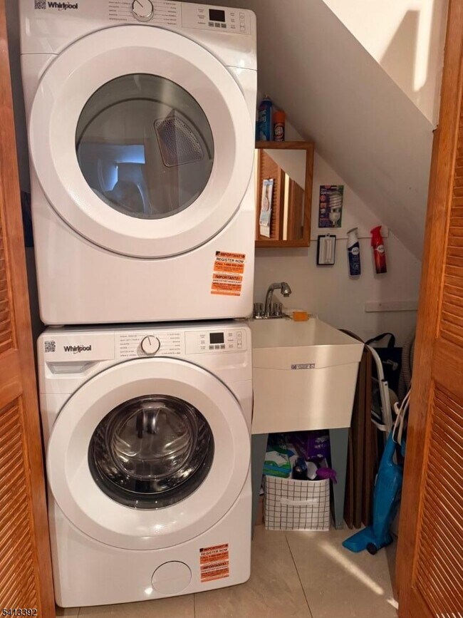 Building Photo - 424 Page Ave