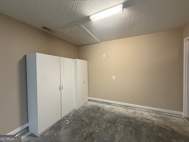 Building Photo - 8002 Towne Pk Dr