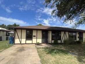 Building Photo - 423-427 W. Elk