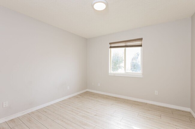 Building Photo - Sullivan Duplex