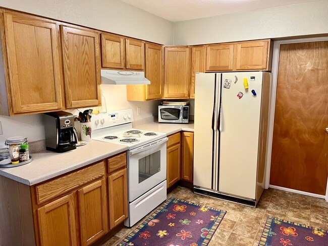 Building Photo - Downtown Furnished Two Bed Unit in Duplex-...
