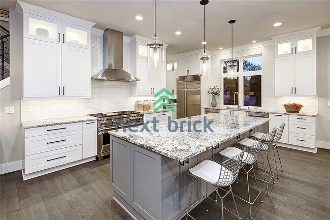 Building Photo - Luxurious 5-Bed, 5-Bath Oasis in Bellevue's Prime Location!